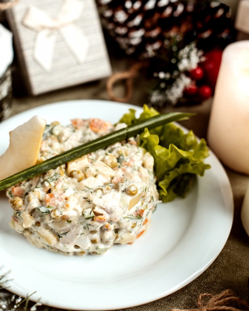 Salade russe aux herbes et au fromage