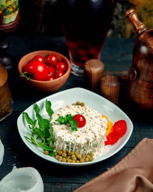 Photo gratuite salade russe et tomates fraîches