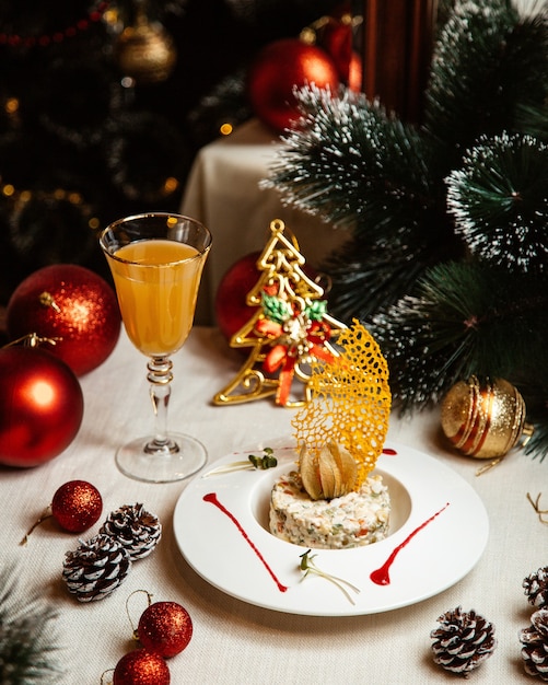 Salade russe avec verre de jus