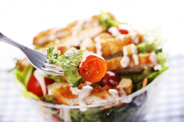 Salade saine au poulet et légumes