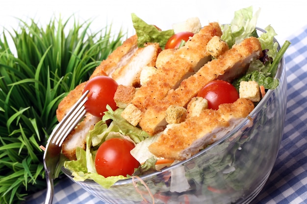 Salade saine au poulet et légumes