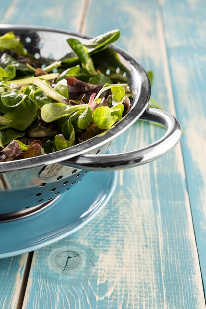 Salade saine dans un bol en métal