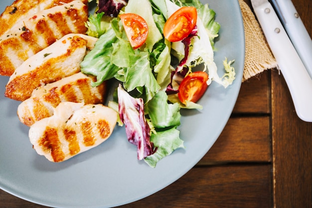 Salade saine et viande délicieuse