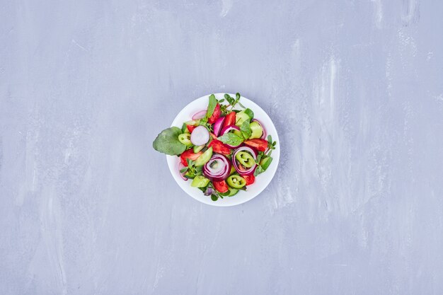 Salade de saison aux herbes et légumes.