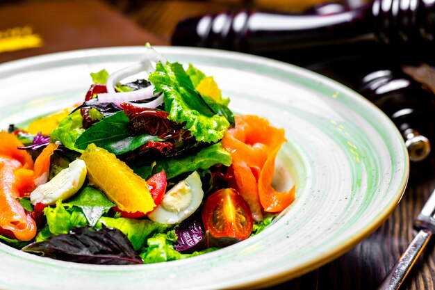 Salade de saumon oignon orange tomate basilic laitue oeuf vue latérale