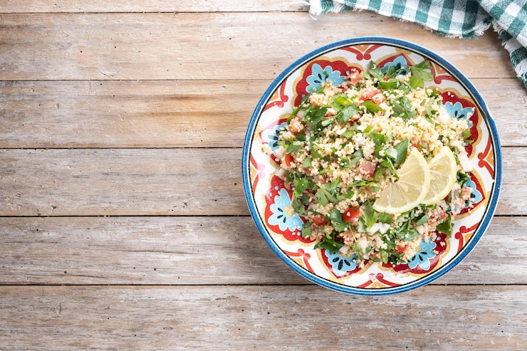 Photo gratuit salade tabbouleh avec couscous sur table en bois nourriture traditionnelle libanaise vue supérieure espace de copie