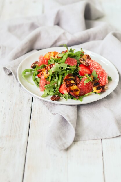 Salade sur table blanche