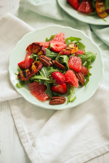 Salade sur table blanche