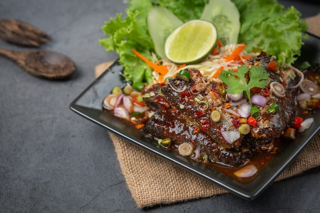 Salade de thon épicée en conserve et ingrédients alimentaires thaïlandais