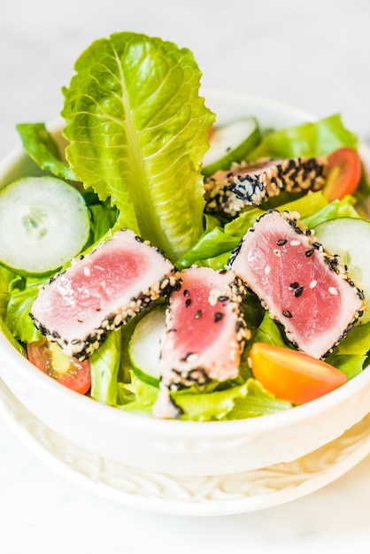 Photo gratuite salade de thon grillé dans un bol blanc - des aliments sains