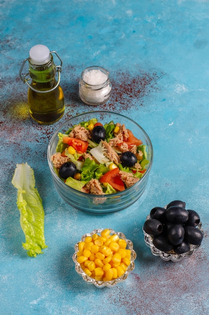 Salade De Thon Avec Laitue, Olives, Maïs, Tomates, Vue De Dessus