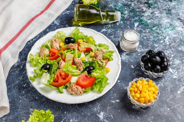 Salade de thon avec laitue, olives, maïs, tomates, vue de dessus