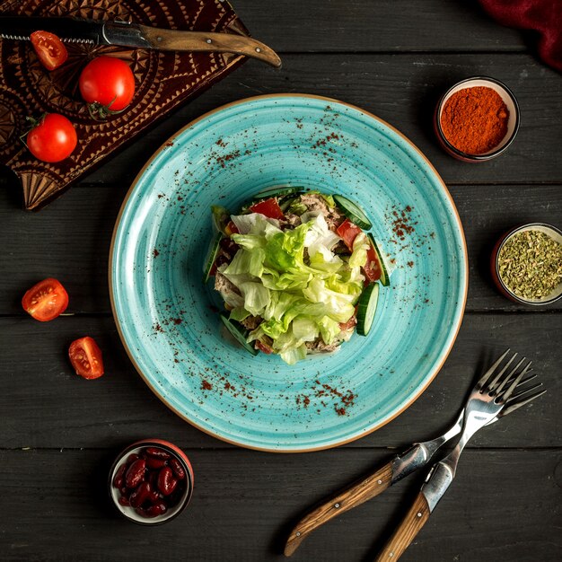 Salade de thon sur la vue de dessus de table