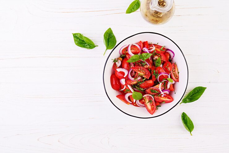 Photo gratuit salade de tomates au basilic et oignons rouges