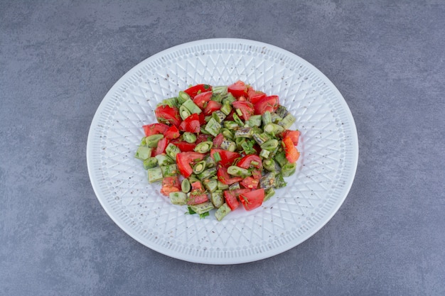 Salade de tomates concassées, haricots verts et herbes