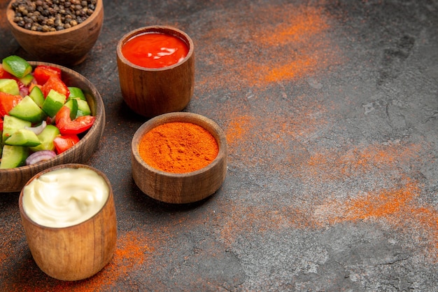 Photo gratuite salade de tomates et concombre servie avec différentes saveurs