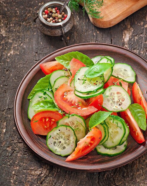 Salade de tomates et concombres au poivre noir et basilic