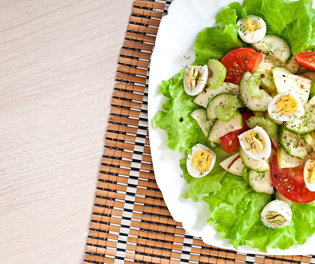 Photo gratuite salade de tomates, concombres et œufs de caille