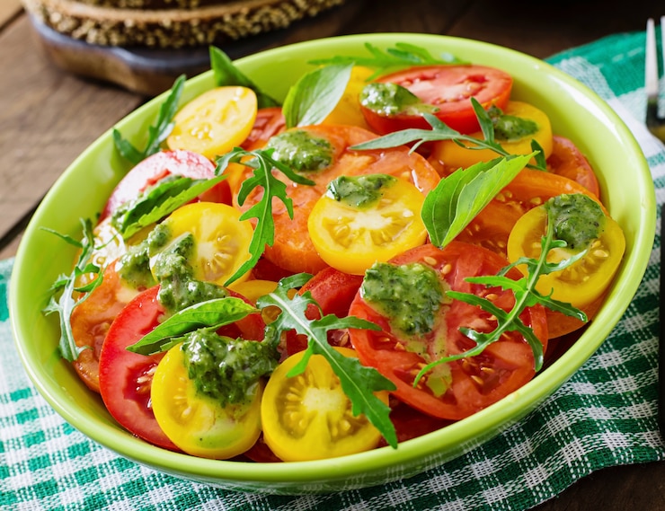 Photo gratuit salade de tomates d'été au basilic, pesto et roquette