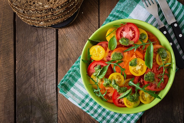 Salade de tomates d'été au basilic, pesto et roquette