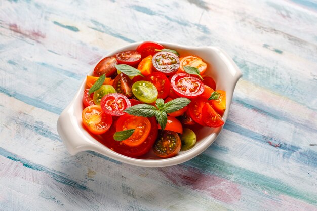 Salade de tomates fraîches au basilic.