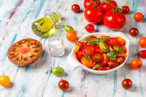Photo gratuite salade de tomates fraîches au basilic.