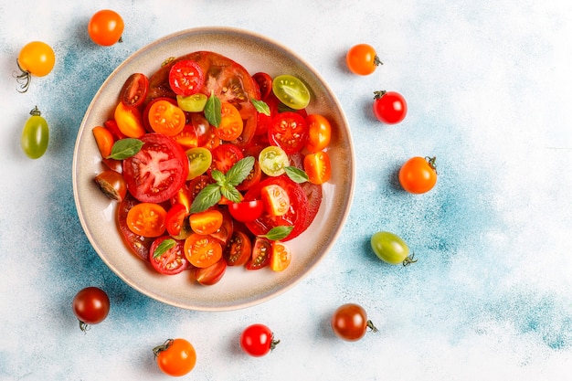 Salade de tomates fraîches au basilic.