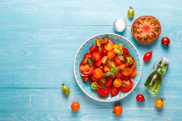Salade de tomates fraîches au basilic.