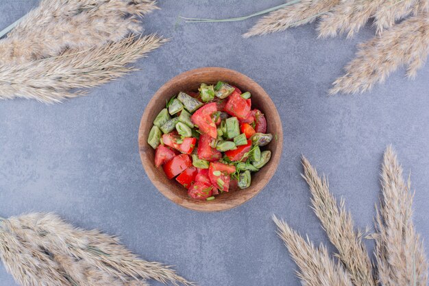 Salade de tomates hachées et haricots verts