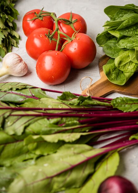 Salade et tomates haute vue