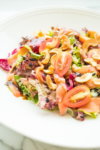 Salade de tomates et légumes à la viande de saumon fumé