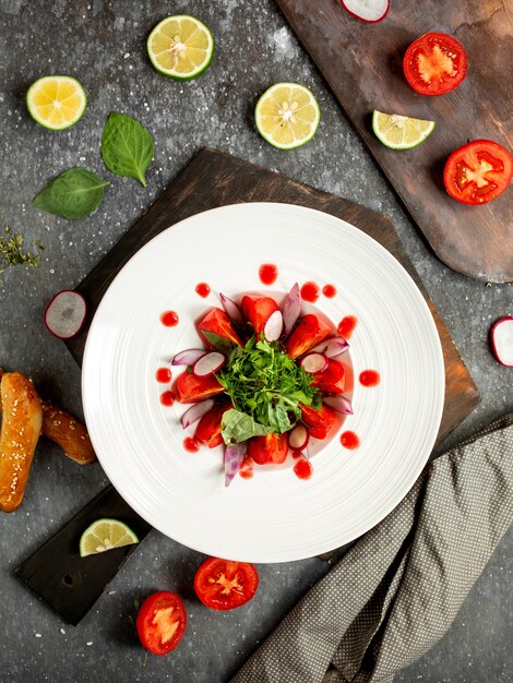 Photo gratuite salade de tomates, radis versés avec sauce