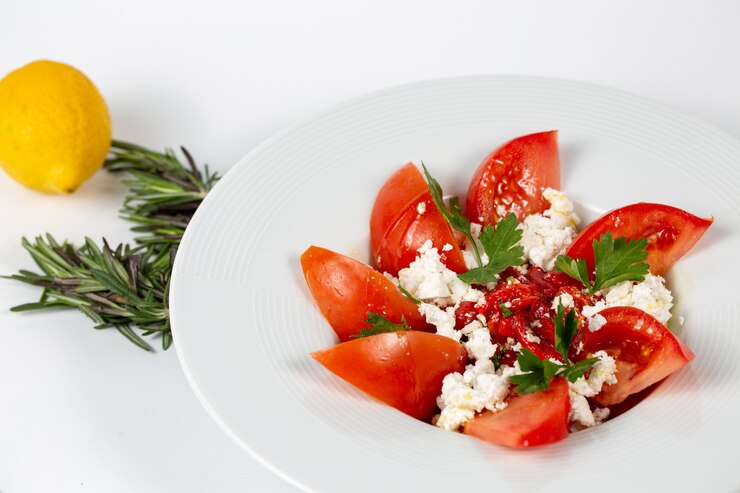Photo gratuit salade de tomates vertes fraîches et fromage blanc