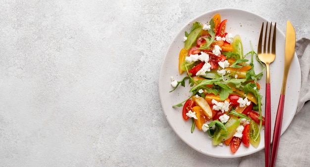 Salade de tomates vue de dessus avec fromage feta et copy-space