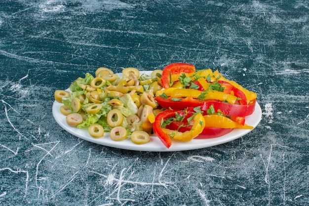 Salade avec une variété d'ingrédients, notamment des tomates cerises, des herbes et des épices.