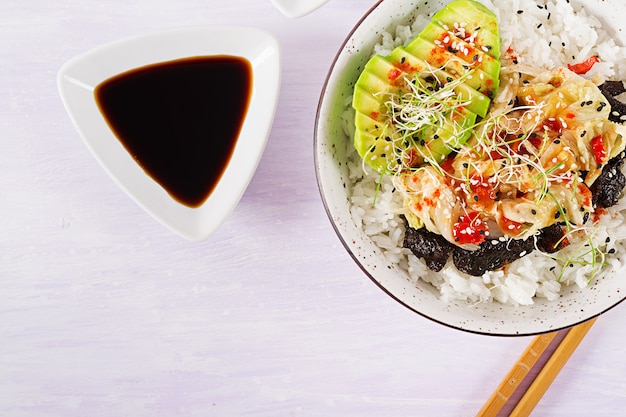 Photo gratuite salade végétalienne avec riz, chou kimchi mariné, avocat, nori et sésame sur bol.