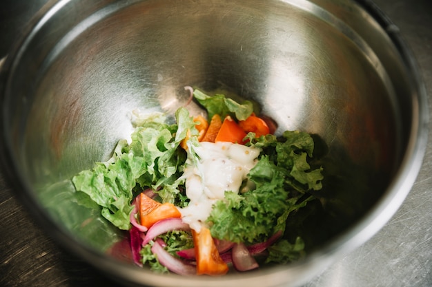 Salade végétarienne dans un bol métallique