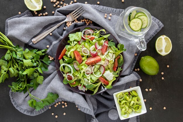 Salade de verdure sur table