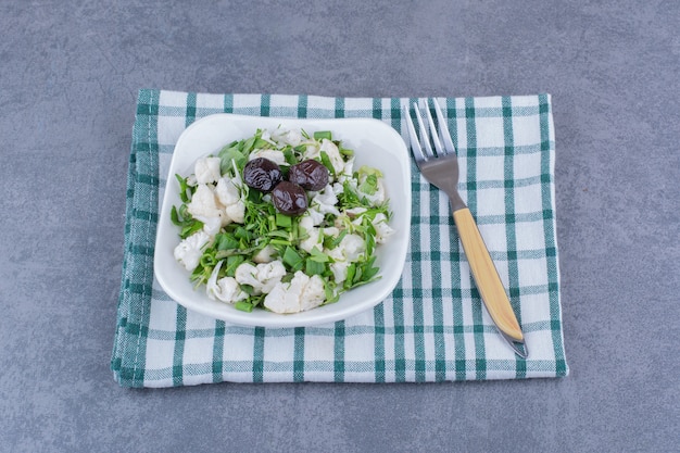 Photo gratuite salade verte aux herbes et choux-fleurs dans un bol en céramique