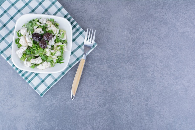 Photo gratuite salade verte aux herbes et choux-fleurs dans un bol en céramique