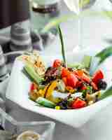 Photo gratuite salade verte avec laitue concombre tomate maïs poivron et olive