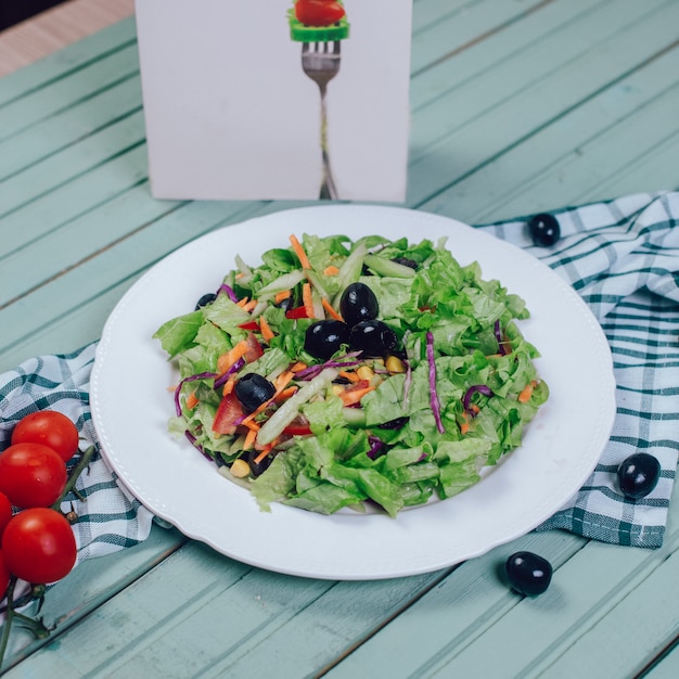 Photo gratuite salade verte avec laitue hachée et olives noires