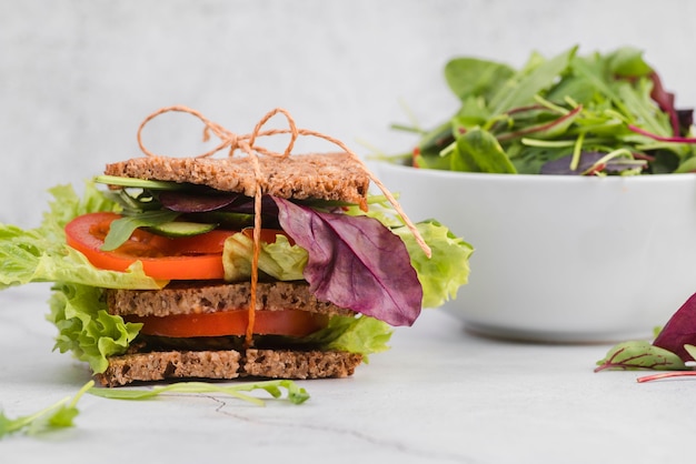 Photo gratuite salade verte avec sandwich