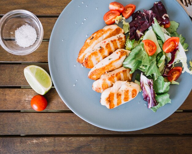 Salade et viande sur assiette