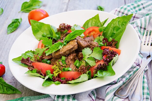 Salade de viande au foie et légumes frais.