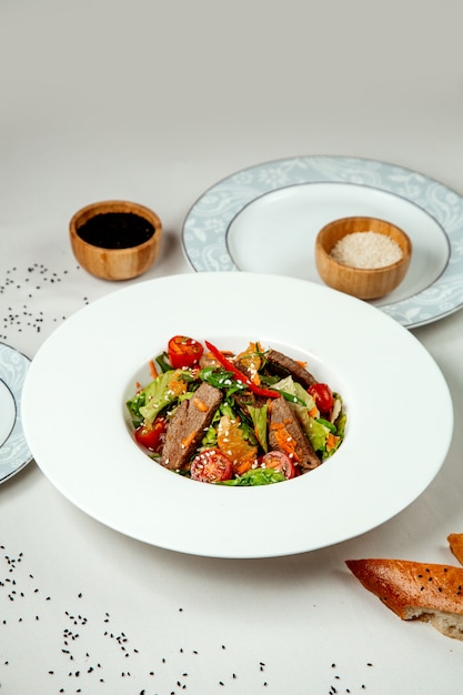 Salade de viande aux légumes sur la table