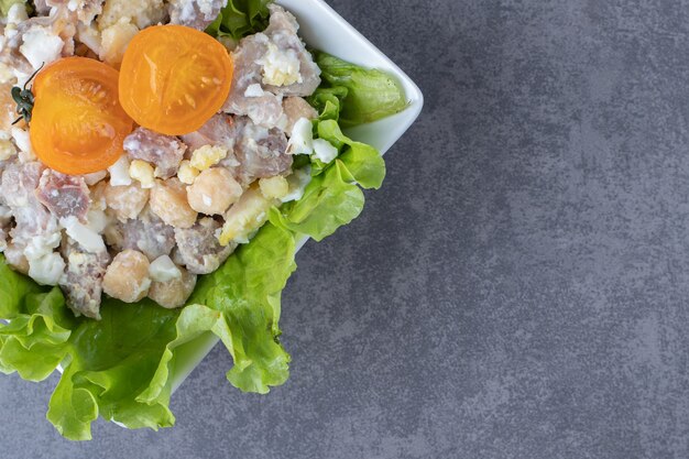 Salade de viande délicieuse dans un bol blanc.