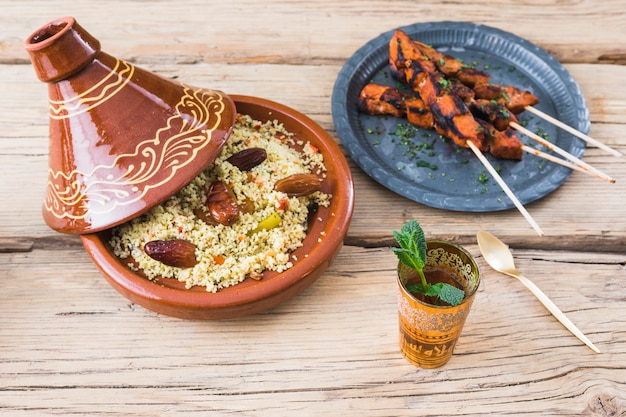 Salade de viande grillée et de quinoa aux prunes séchées près de la tasse