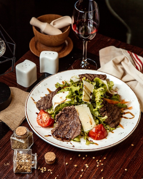 salade de viande laitue tomate fromage vin rouge vue latérale