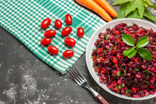 Salade de vinaigrette vue de dessus avec betteraves et haricots sur une surface sombre